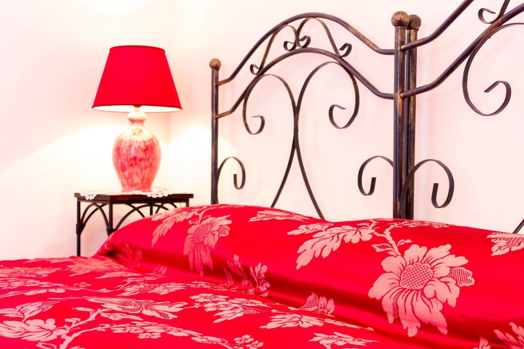 Anticadimora Dei Pepe Bed & Breakfast Salve Exterior foto