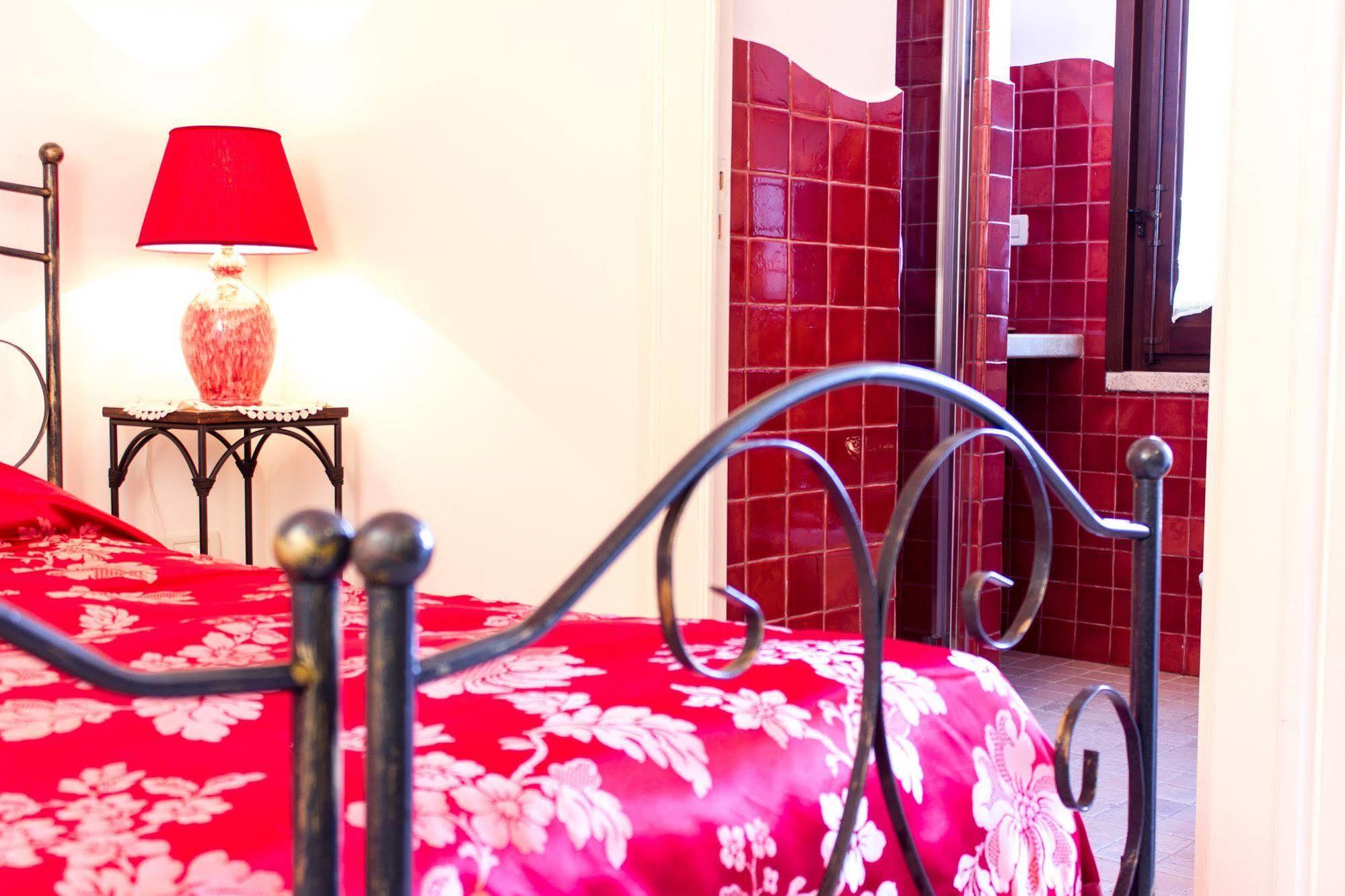 Anticadimora Dei Pepe Bed & Breakfast Salve Exterior foto